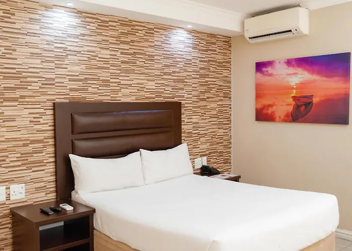 Bayside Hotel 100 Pixley Kaseme Street (West Street)